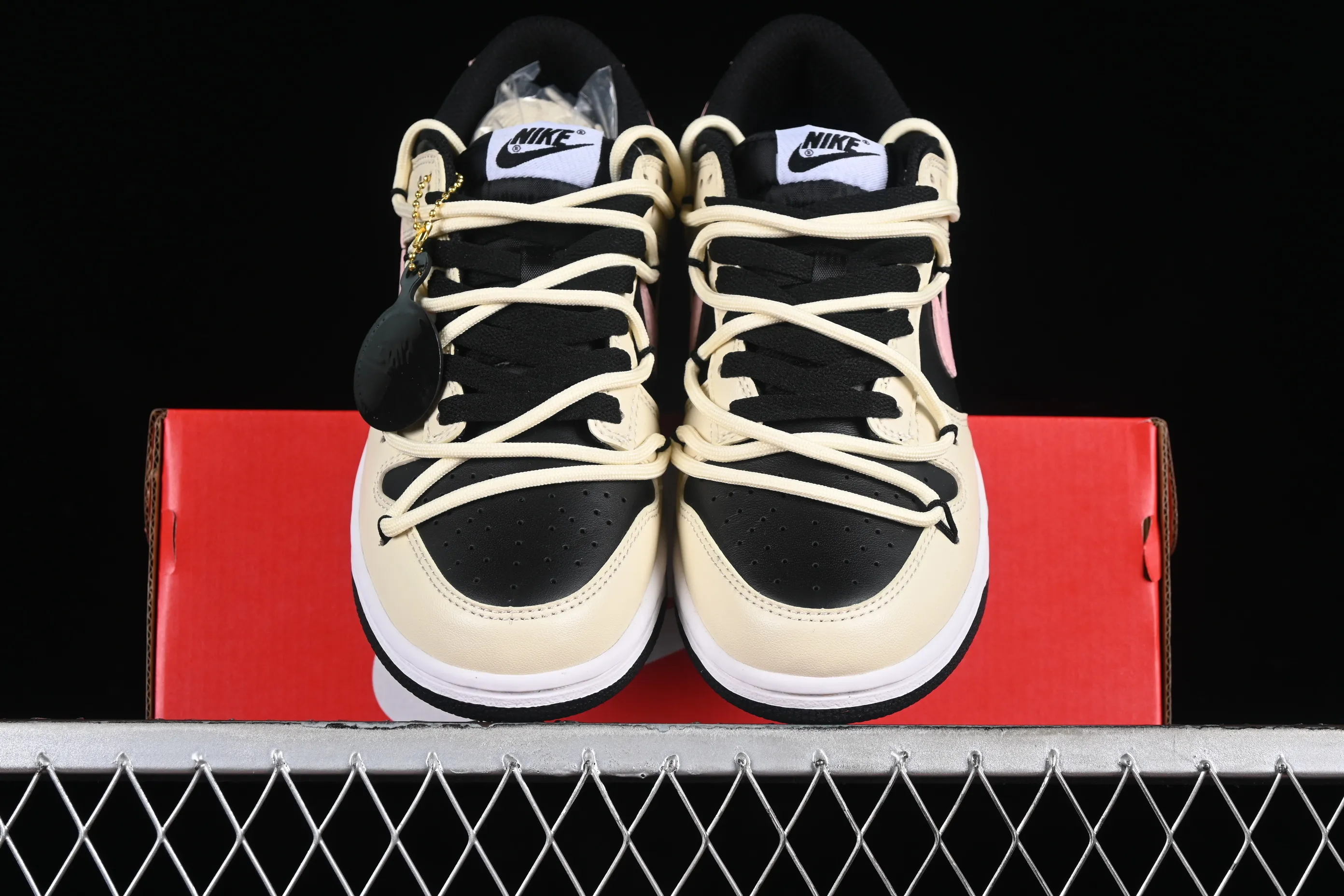 All Categories Nk SB Dunk Series Nk SB Dunk Low Low-top sneakers Nk Dunk Low Steam Puppet-Smoky Rose Black and pink simple SB strap low-top casual sneakers FD1232-001